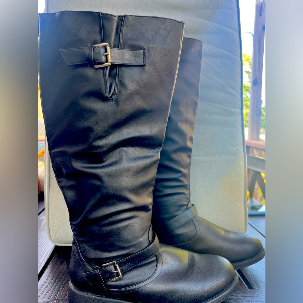 Tall black boots,low heel